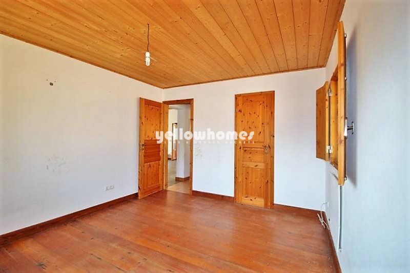 Moradia V4 inserida num espaçoso lote de terreno numa zona rural perto de Lagos